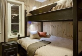 Medžio masyvo miegamojo baldai
